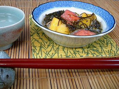 お酒のつまみにモズクとトマトの酢の物