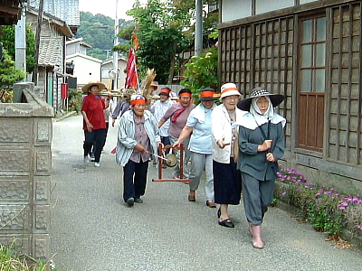 伝統行事「虫送り」の様子