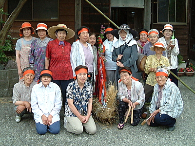 虫送り行事を行ったおばあさん達