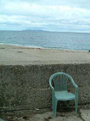 漁師の夏が終わった浜辺